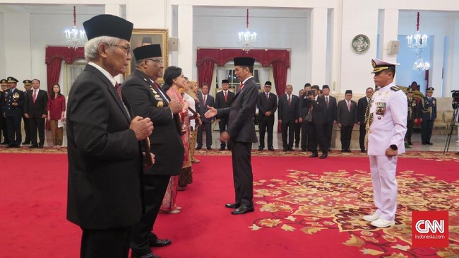 Presiden Jokowi memberikan gelar pahlawan nasional kepada enam tokoh jelang Hari Pahlawan 2019. Pihak keluarga merasa bangga dan haru atas gelar tersebut.