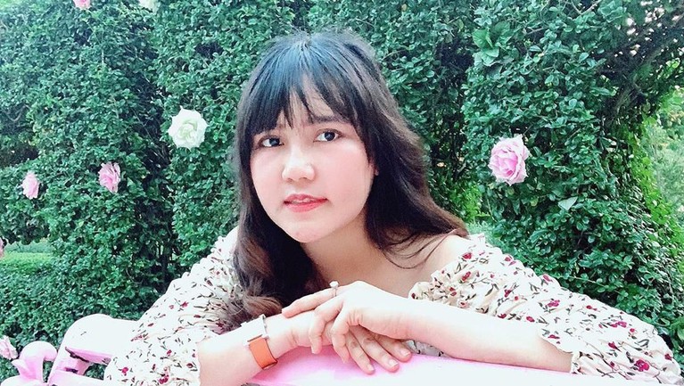 Potret Via Vallen, Pipi Chubby Hingga Dituding Operasi Plastik Via Vallen bikin heboh dengan penampilan pipi chubby-nya. Ia sempat dikira melakukan operasi plastik.