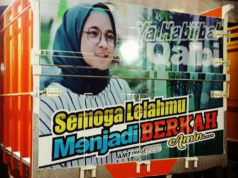 Selain Franda, Wajah Syahrini hingga Dian Sastro Terpampang di Truk Tujuh artis berikut ini wajahnya pernah terpampang di badan truk. Ada siapa saja?