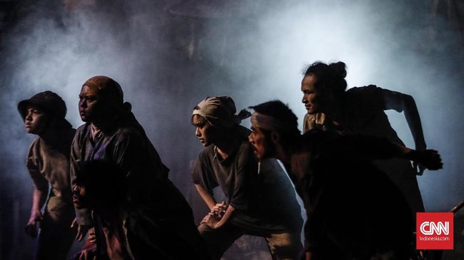 Teater Koma menunda pementasan lakon 'Sampek Engtay' dari Maret menjadi Agustus mendatang demi mencegah penyebaran virus corona.