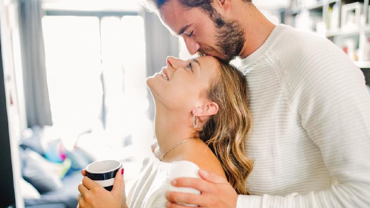 Bosan bercinta di tempat tidur? Coba tiga posisi seks berikut yuk!