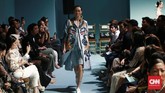 FOTO: Biyan dan Bunga Warna-warni dari London Biyan meluncurkan koleksi busana terbarunya yang menggambarkan perjalanan hidupnya di London, saat dia depresi dan bangkit karena Bloomsbury Group.