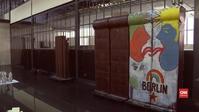 VIDEO:Cokelat 'Jumbo' Replika Tembok Berlin Bakal Diruntuhkan