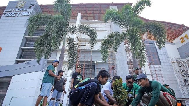Tak Cium Bau Sampah di GBT, Bonek Minta Gubernur Jatim Bijak Bonek membantah pernyataan Gubernur Jawa Timur Khofifah Indar Parawansa yang menyebut Stadion Gelora Bung Tomo (GBT) bau sampah.