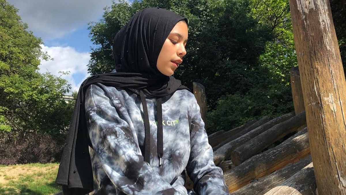 Putri dari pasangan Ayu Azhari dan Mike Tramp&comma; Isabel Azhari&comma; kini menjelma menjadi perempuan cantik yang dewasa&period; Seperti apa potret terbaru Isabel Azhari&quest;