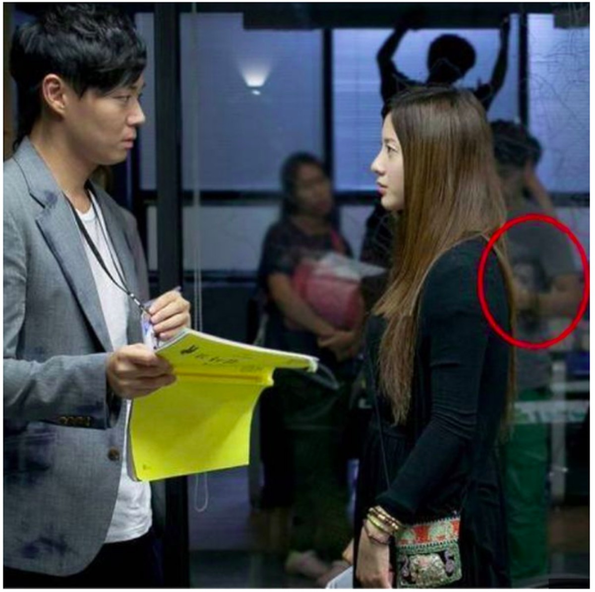 6 artis Korea ini pernah membuat geger penggemar K-pop karena terdapat penampakan makhluk halus di foto mereka&period; Siap merinding&quest;