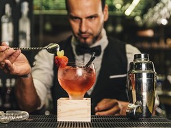 5 Tips Menjadi Bartender Profesional, Fresh Graduate Tertarik?