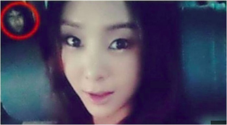 6 Penampakan di Foto Artis Korea yang Hebohkan Jagat K-Pop 6 artis Korea ini pernah membuat geger penggemar K-pop karena terdapat penampakan makhluk halus di foto mereka. Siap merinding?