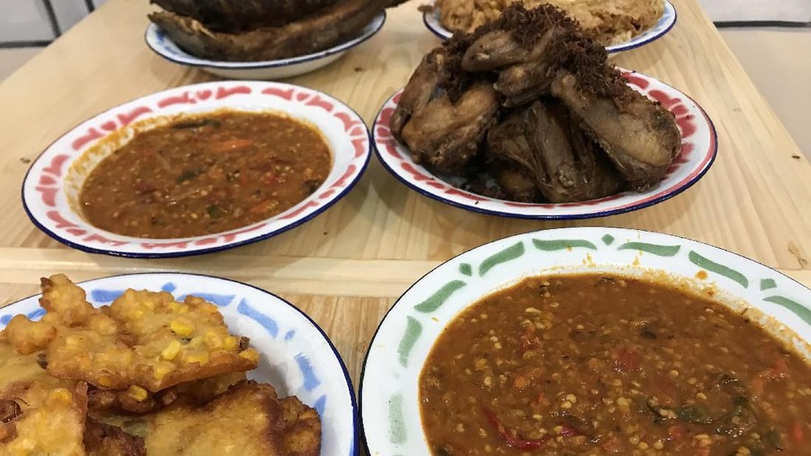 Menikmati Ayam Cabe Rempah yang Pedasnya Bikin Nagih Duo Makan juga menikmati bakso rusuk dan pempek berbagai varian.
