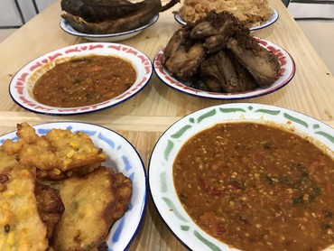 Menikmati Ayam Cabe Rempah yang Pedasnya Bikin Nagih