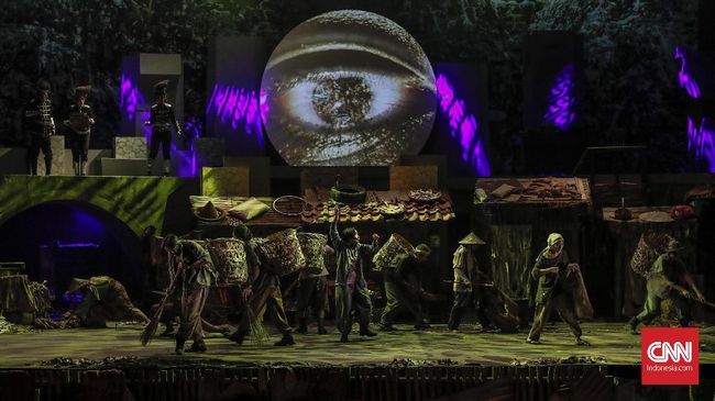 Pementasan Teater Koma Pementasan lakon J.J Sampah-Sampah Kota oleh Teater Koma di Graha Bhakti Budaya, Jakarta, Kamis, 7 November 2019. Lakon J.J Sampah-Sampah Kota ini berkisah tentang sepasang suami istri bernama Jian dan Juhro yang hidup di sebuah gubuk di kolong jembatan. CNN Indonesia/Bisma Septalisma