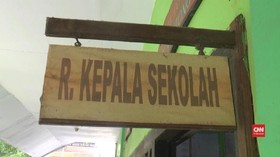 VIDEO: Meski Sekolah Ambruk, Guru Tetap Masuk Sekolah
