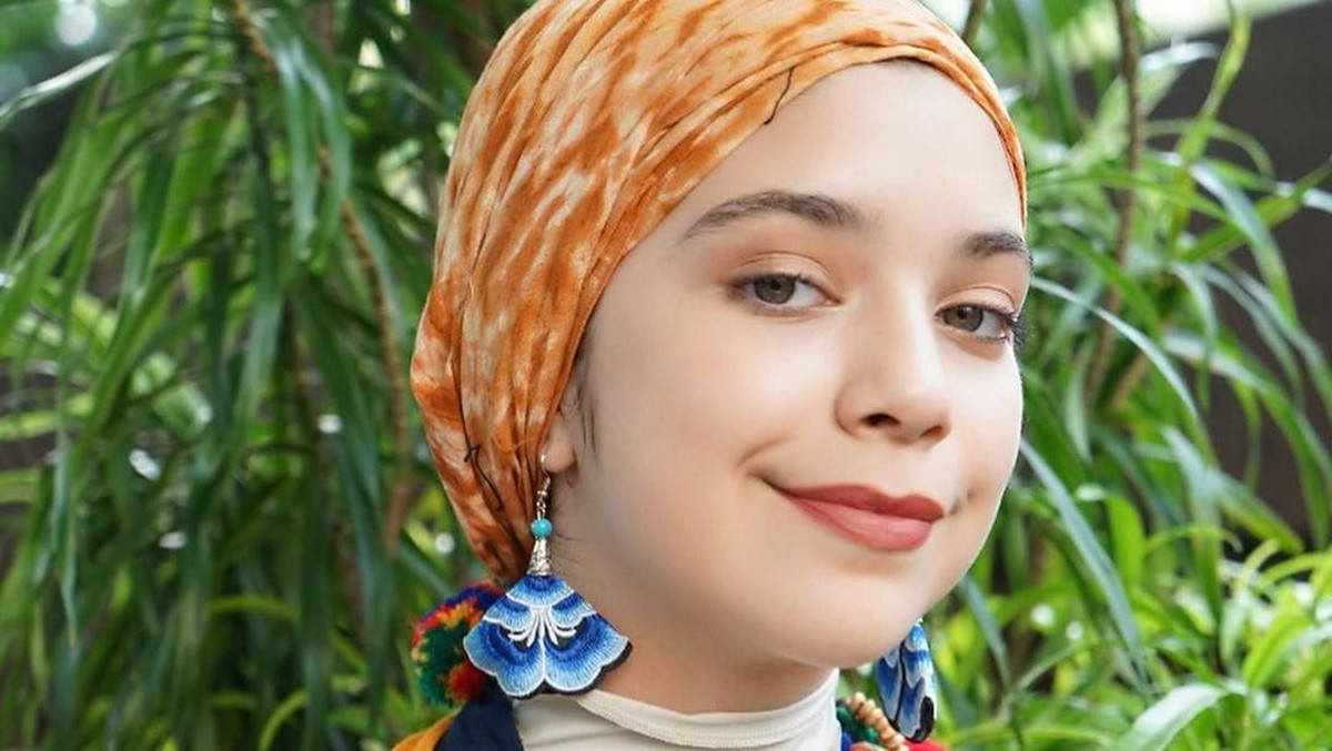 Putri dari pasangan Ayu Azhari dan Mike Tramp&comma; Isabel Azhari&comma; kini menjelma menjadi perempuan cantik yang dewasa&period; Seperti apa potret terbaru Isabel Azhari&quest;