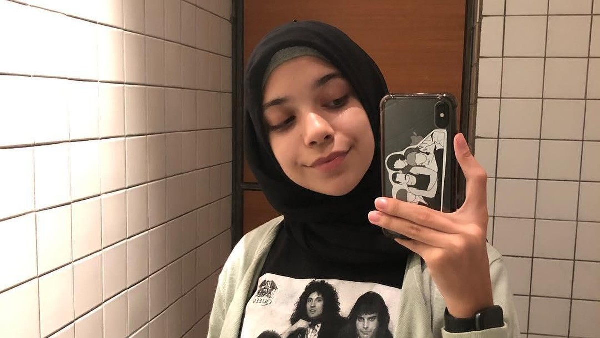 Putri dari pasangan Ayu Azhari dan Mike Tramp&comma; Isabel Azhari&comma; kini menjelma menjadi perempuan cantik yang dewasa&period; Seperti apa potret terbaru Isabel Azhari&quest;