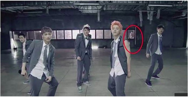 6 Penampakan di Foto Artis Korea yang Hebohkan Jagat K-Pop 6 artis Korea ini pernah membuat geger penggemar K-pop karena terdapat penampakan makhluk halus di foto mereka. Siap merinding?
