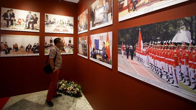 Pemerintah RI menggelar pameran foto memperingati 60 tahun kunjungan Presiden Vietnam Ho Chi Minh ke Indonesia dan Presiden Sukarno ke Vietnam.