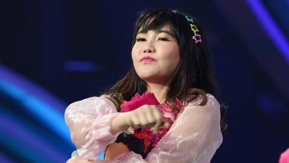 Via Vallen bikin heboh dengan penampilan pipi chubby-nya&period; Ia sempat dikira melakukan operasi plastik&period;