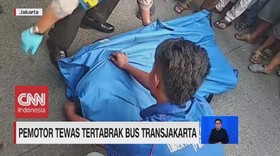 VIDEO: Pemotor Tewas Tertabrak Bus TransJakarta