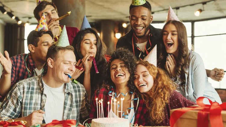 20 Ucapan Selamat Ulang Tahun dari Berbagai Bahasa Mengucapkan selamat ulang tahun dengan bahasa Indonesia atau Inggris sudah biasa. Coba ucapkan dengan bahasa lain deh, Bun.