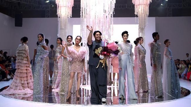 Dalam koleksi teranyarnya, desainer Ivan Gunawan banyak mencoba hal-hal yang baru pertama kali dilakukannya selama 15 tahun berkarier di dunia mode Indonesia.