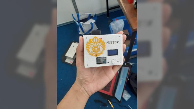 Mahasiswa UI menciptakan gadget jam tangan pintar (smart watch) Nettox yang berfungsi untuk mengatasi masalah ketergantungan internet.