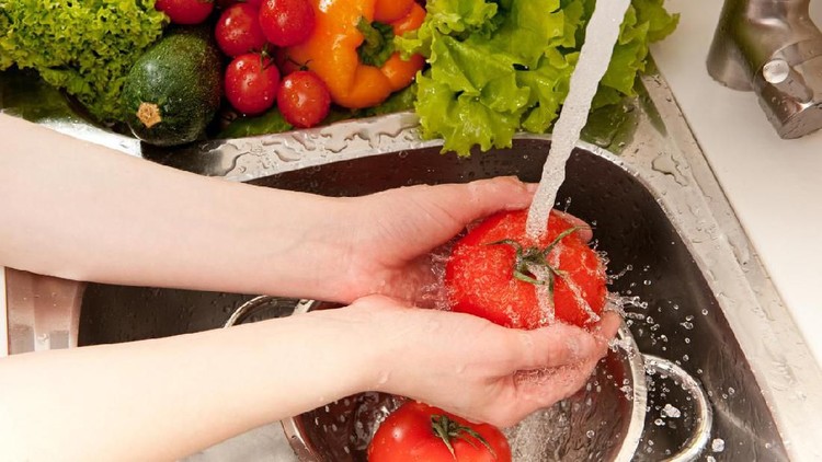 Untuk menghindarkan diri dari penyakit, sebaiknya Bunda cuci dulu buah-buahan dan sayuran yang akan dimakan ya.