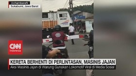 VIDEO: Kereta Berhenti di Perlintasan, Masinis Beli Jajan