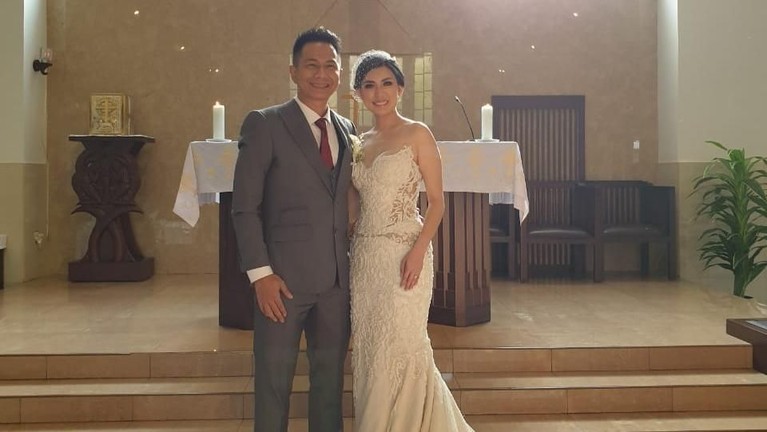 Delon akhirnya resmi menikahi pacar kaya rayanya, Aida Noplie Chandra pada Jumat (8/11). Begini momen bahagia mereka.