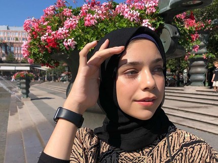 6 Inspirasi Gaya Hijab Putri Cantik Ayu Azhari, Isabel Tramp