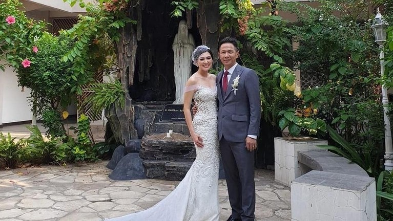 Delon akhirnya resmi menikahi pacar kaya rayanya, Aida Noplie Chandra pada Jumat (8/11). Begini momen bahagia mereka.
