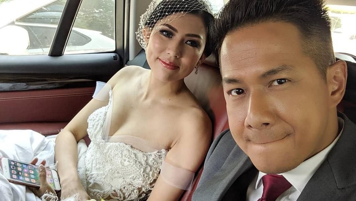 Delon akhirnya resmi menikahi pacar kaya rayanya&comma; Aida Noplie Chandra pada Jumat &lpar;8&sol;11&rpar;&period; Begini momen bahagia mereka&period;