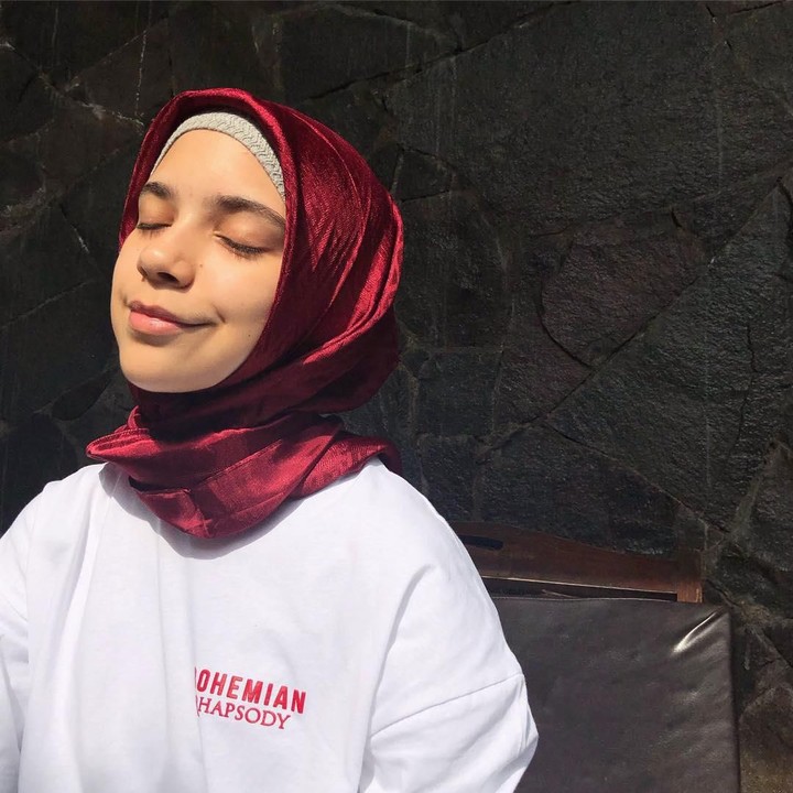 <p>Jarang terekspose media, Isabel kini tumbuh menjadi remaja dan mengenakan hijab. (Foto: Instagram @isabel.azhari)</p>