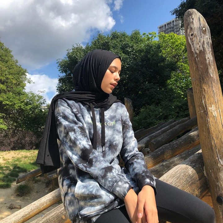 <p>Hijab Isabel Tramp sederhana kali ini menggunakan warna gelap dan terkesan sporty, Bun. (Foto: Instagram @isabel.azhari)</p>