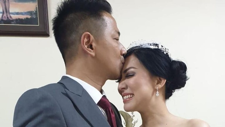 Delon akhirnya resmi menikahi pacar kaya rayanya, Aida Noplie Chandra pada Jumat (8/11). Begini momen bahagia mereka.