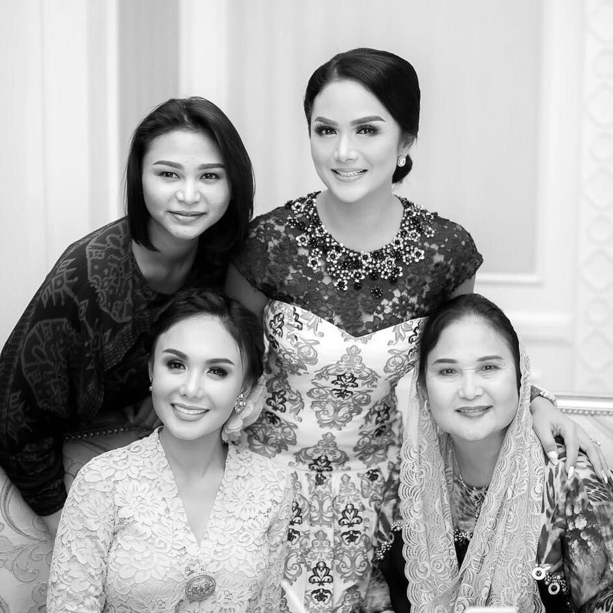Adik Yuni Shara dan Krisdayanti&comma; Kartika Sary&comma; memang jarang terekspos&period; Meski begitu mereka sering menampilkan kekompakannya di Instagram&period;