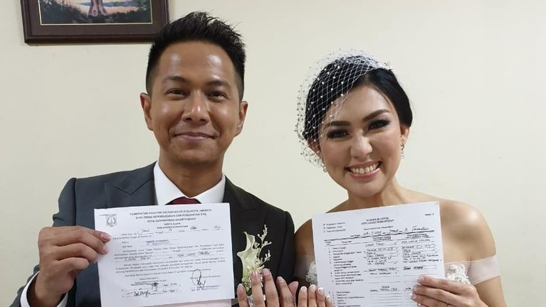 Delon akhirnya resmi menikahi pacar kaya rayanya, Aida Noplie Chandra pada Jumat (8/11). Begini momen bahagia mereka.