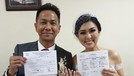 6 Momen Bahagia Pernikahan Delon dan Aida Chandra Delon akhirnya resmi menikahi pacar kaya rayanya, Aida Noplie Chandra pada Jumat (8/11). Begini momen bahagia mereka.