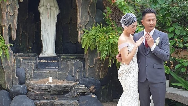 Delon akhirnya resmi menikahi pacar kaya rayanya, Aida Noplie Chandra pada Jumat (8/11). Begini momen bahagia mereka.