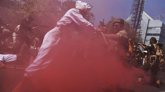 FOTO: Mengenang Aksi Heroik Arek Suroboyo