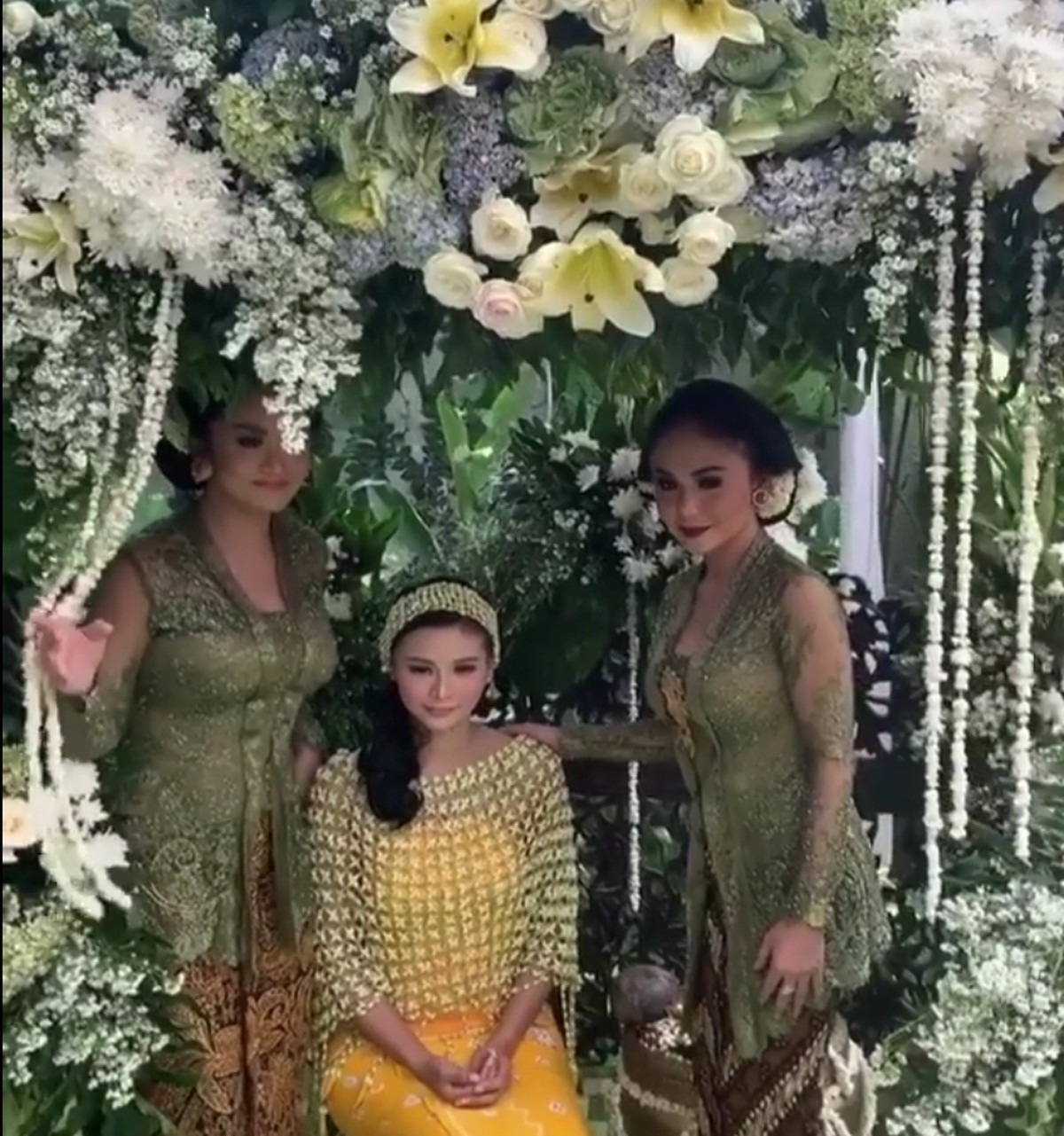 Adik Yuni Shara dan Krisdayanti&comma; Kartika Sary&comma; memang jarang terekspos&period; Meski begitu mereka sering menampilkan kekompakannya di Instagram&period;