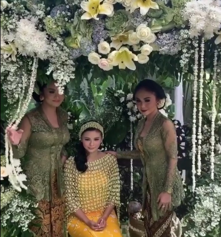 7 Potret Kartika, Adik Yuni Shara-Krisdayanti yang Jarang Terekspos Adik Yuni Shara dan Krisdayanti, Kartika Sary, memang jarang terekspos. Meski begitu mereka sering menampilkan kekompakannya di Instagram.