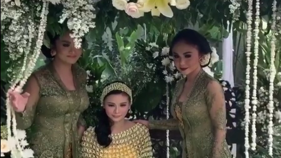 Yuni Shara dan Krisdayanti tampak kompak dalam acara jelang pernikahan adik bungsu mereka, Kartika Sary.