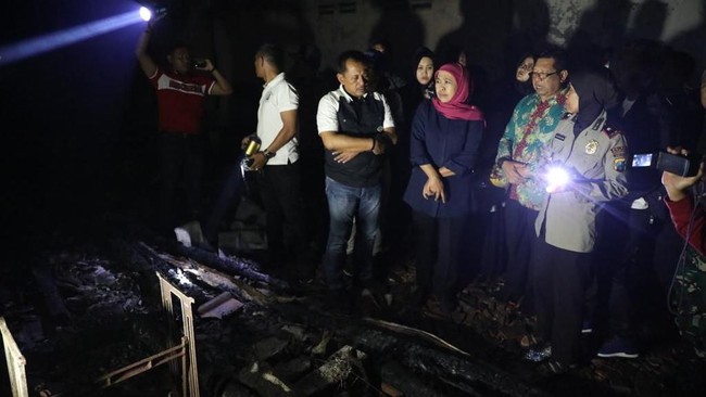 Khofifah Indar Parawansa menginstruksikan Pemkab Tulungagung membangun pasar penampungan untuk pedagang Pasar Ngunut yang kiosnya terbakar.