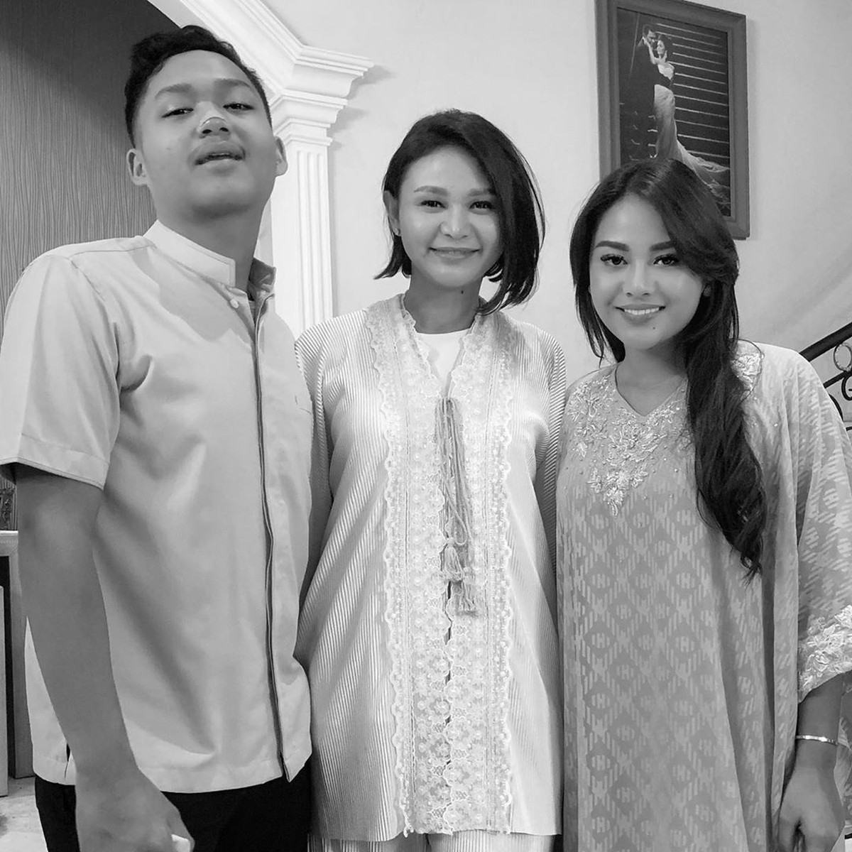 Adik Yuni Shara dan Krisdayanti&comma; Kartika Sary&comma; memang jarang terekspos&period; Meski begitu mereka sering menampilkan kekompakannya di Instagram&period;