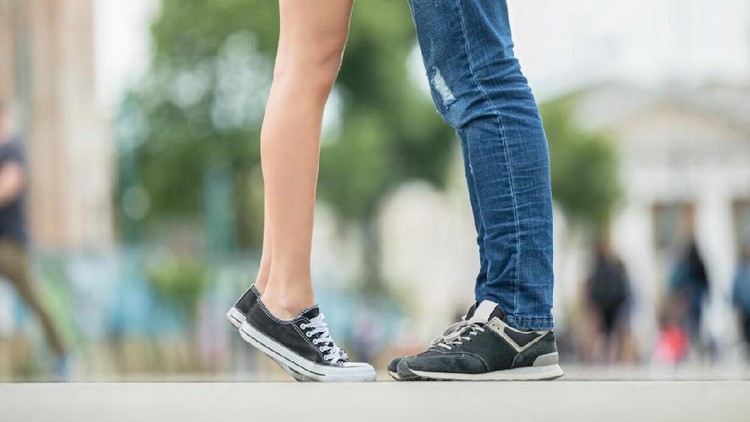 Pacaran Sehat untuk Remaja: Hindari Ciuman Bibir Ketika remaja dibolehkan pacaran. Pastikan juga batasannya, termasuk menghindari ciuman bibir.
