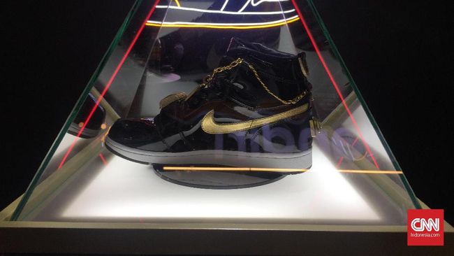 Never Too Lavish berkolaborasi dengan Gold Inc menghadirkan sneaker seharga Rp130 juta di Urban Sneaker Society.
