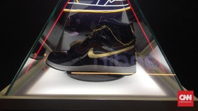 Sneaker Rp130 Juta,Berlapis Emas 24 Karat dan 4.100 Swarovski