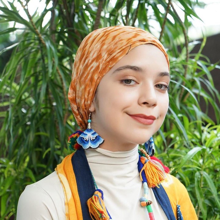 <p>Kali ini dia, mengkreasikan hijab ala edgy dengan perpaduan warna yang serasi. (Foto: Instagram @isabel.azhari)</p>