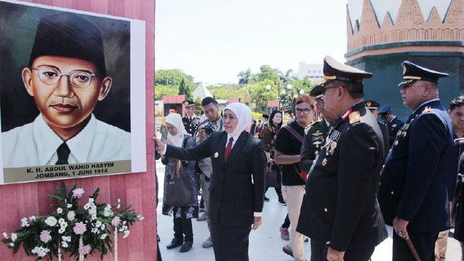 Khofifah Indar Parawansa menyebut tantangan kepahlawanan saat ini bukan perjuangan fisik, tapi permasalahan kompleks yang mendera bangsa.