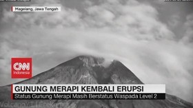 VIDEO: Kembali Erupsi, Gunung Merapi Keluarkan Hujan Abu